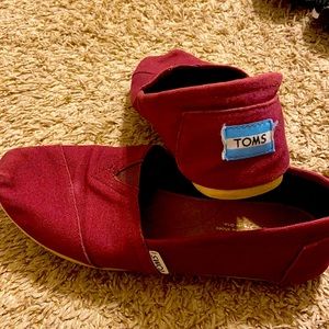 Burgundy toms